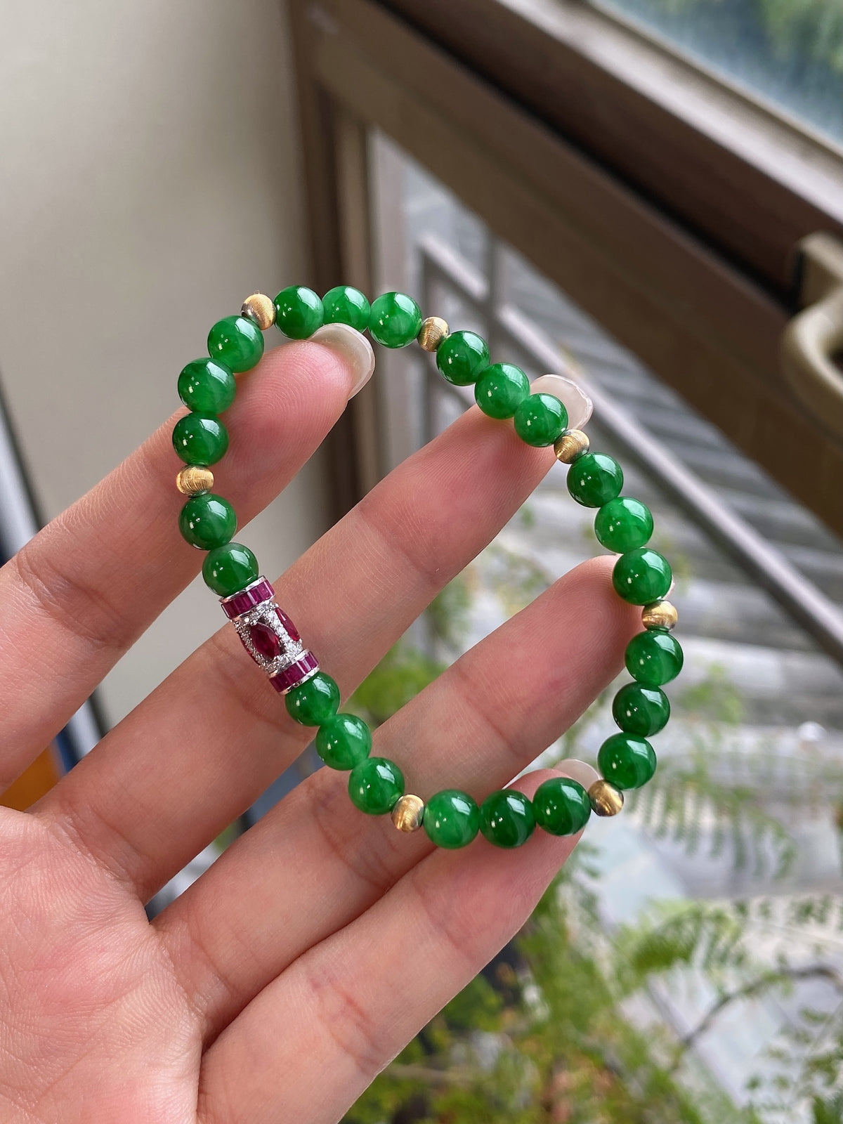Green jadeite beaded bracelet with gold spacer beads and red centerpiece