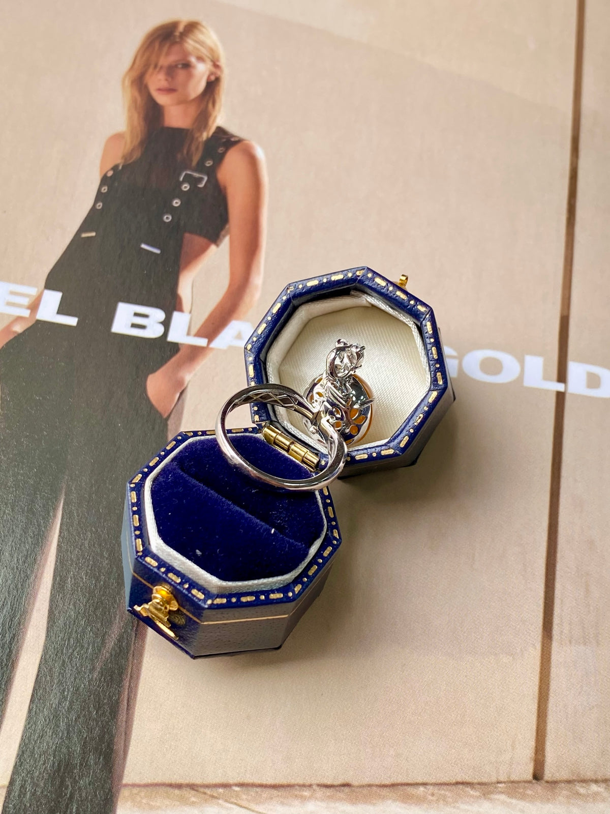 Two-in-one ring pendant with amber cabochon in navy blue octagonal box
